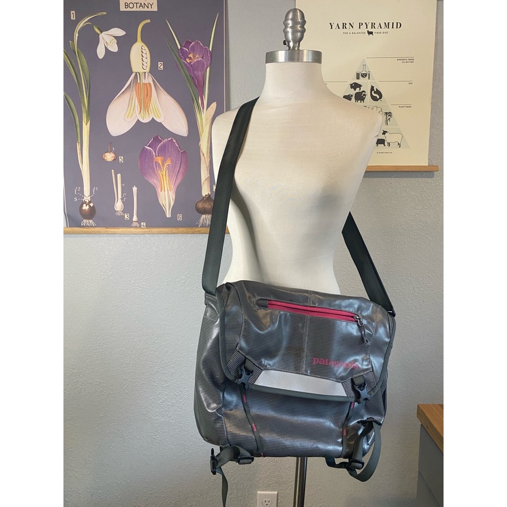 Patagonia Black Hole Mini Messenger 12L Grey and Pink